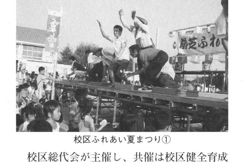 夏祭りのステージで子供たちが和太鼓を演奏している様子
