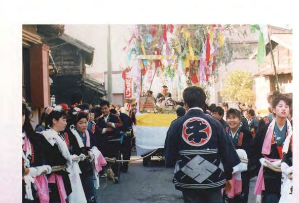 厄祭で山車を引く人々。法被を着ている。