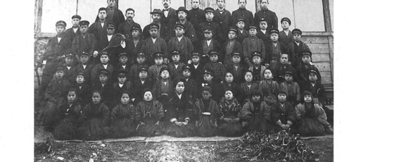 明治時代の前芝尋常小学校の第1回卒業記念写真
